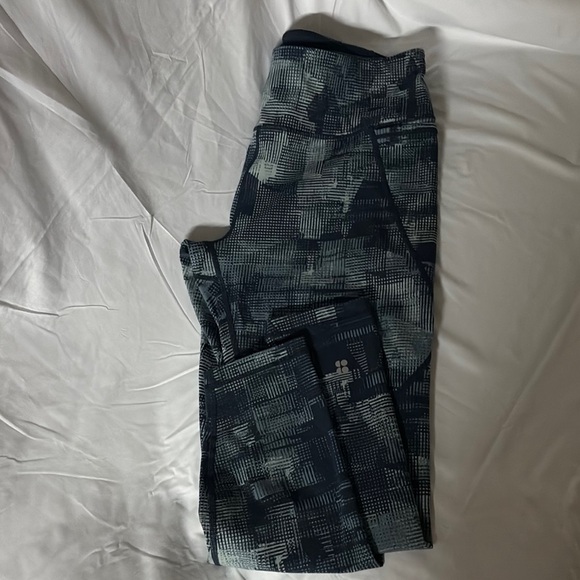 Sweaty Betty Navy and Light Gray Patterned Leggings - Picture 3 of 12